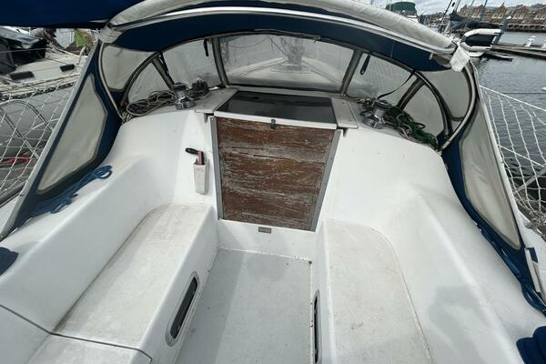 1995 Catalina 320 Study Hull