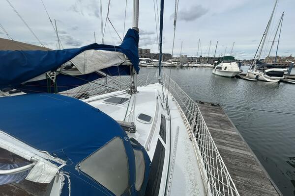 1995 Catalina 320 Study Hull