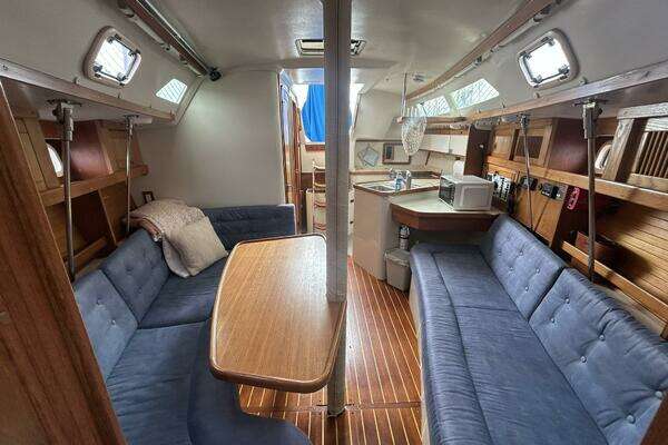 Photo of the 1995 Catalina 320 "Study Hull"