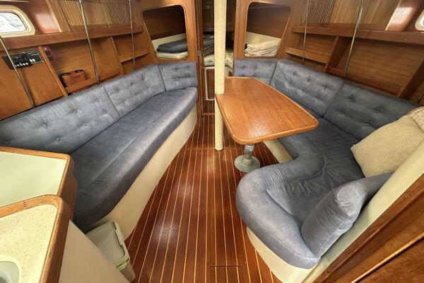 1995 Catalina 320 Study Hull