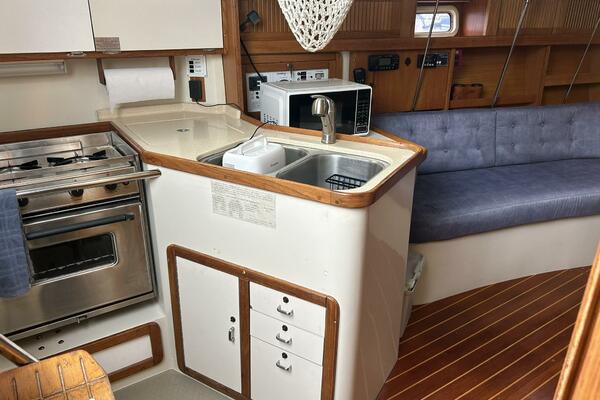 1995 Catalina 320 Study Hull