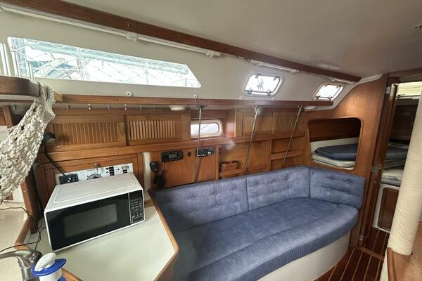 1995 Catalina 320 Study Hull