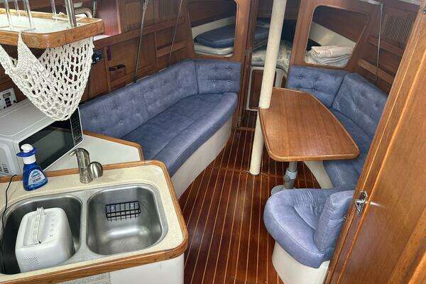 Photo of the 1995 Catalina 320 "Study Hull"