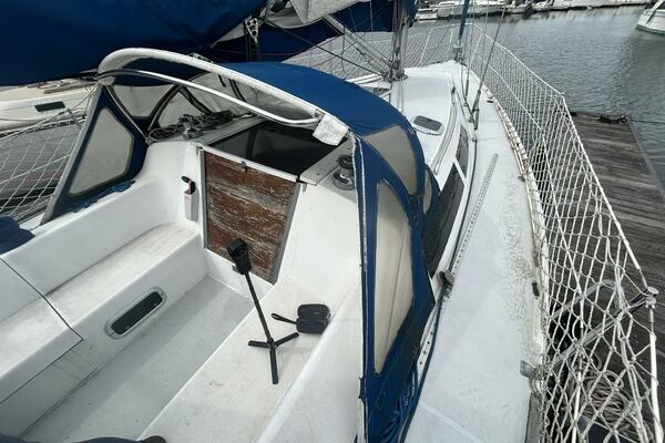 1995 Catalina 320 Study Hull