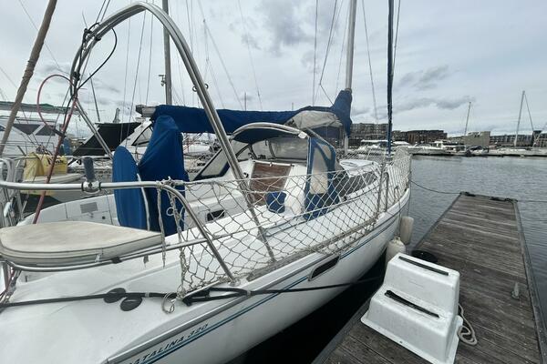 1995 Catalina 320 Study Hull