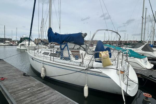 1995 Catalina 320 Study Hull