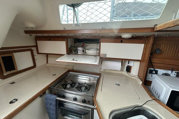 1995 Catalina 320 Study Hull