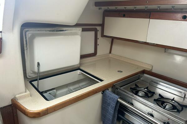 1995 Catalina 320 Study Hull