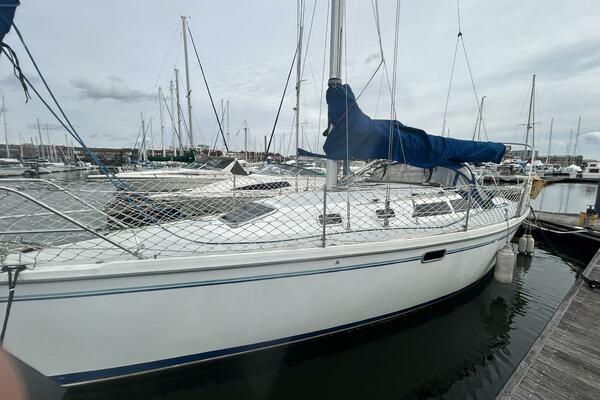 1995 Catalina 320 Study Hull