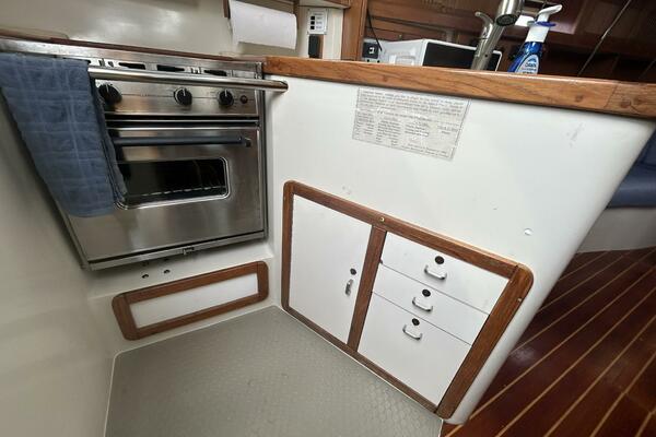 1995 Catalina 320 Study Hull