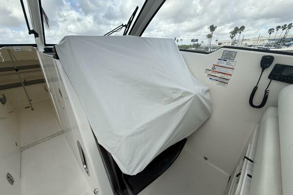 Pursuit 365 DC - SALTY GIRL - Helm Cover