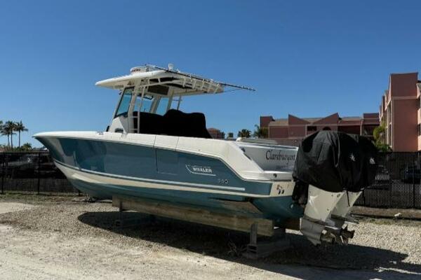BW 330 OUTRAGE 33ft Boston Whaler Yacht For Sale