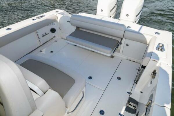 BW 330 OUTRAGE 33ft Boston Whaler Yacht For Sale