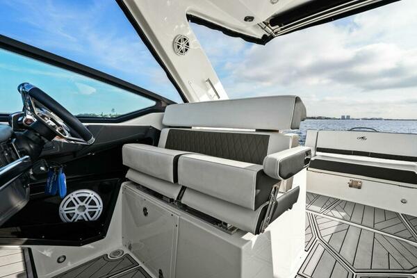 2023 Monterey 385 SS - Helm