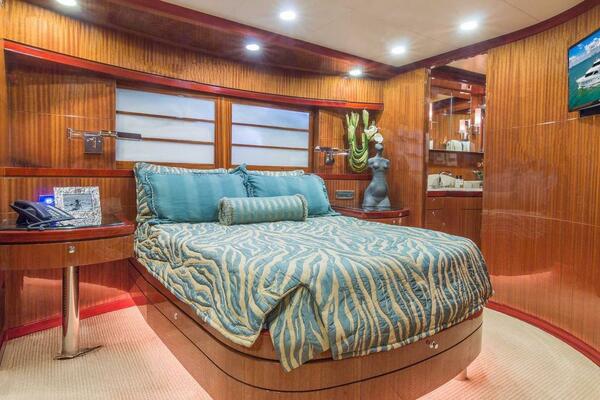 ROBIN S NEST 102ft Ocean Alexander Yacht For Sale