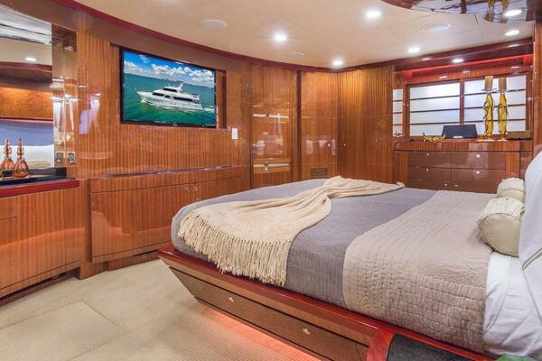 ROBIN S NEST 102ft Ocean Alexander Yacht For Sale