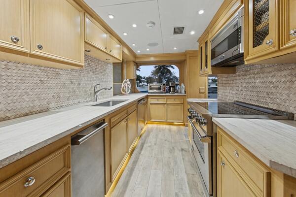 SAVOIR FAIRE 120ft Broward Yacht For Sale