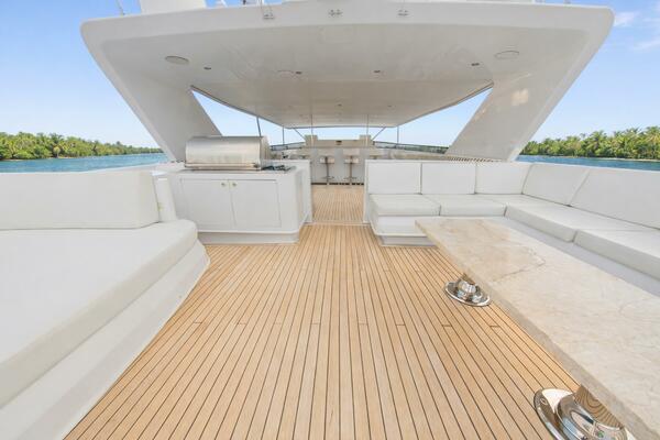 SAVOIR FAIRE 120ft Broward Yacht For Sale