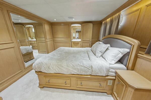 SAVOIR FAIRE 120ft Broward Yacht For Sale