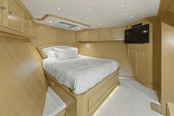 SAVOIR FAIRE 120ft Broward Yacht For Sale