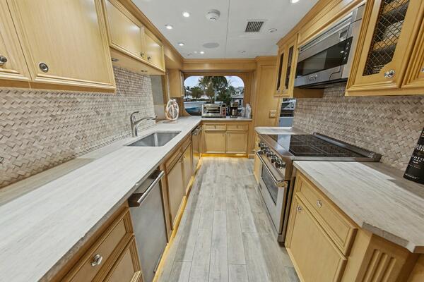 SAVOIR FAIRE 120ft Broward Yacht For Sale