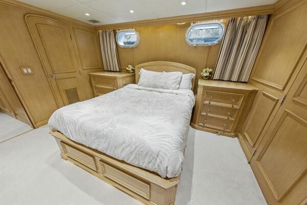 SAVOIR FAIRE 120ft Broward Yacht For Sale