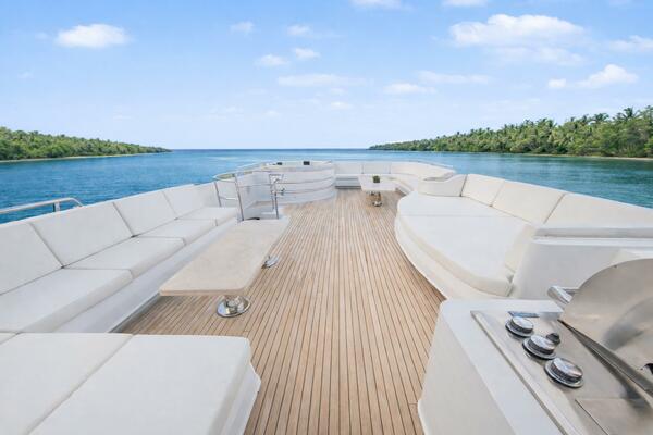 SAVOIR FAIRE 120ft Broward Yacht For Sale