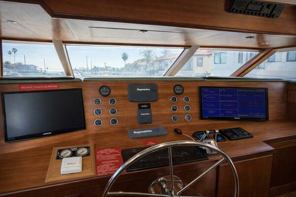 BURNING DAYLIGHT 96ft Broward Yacht For Sale