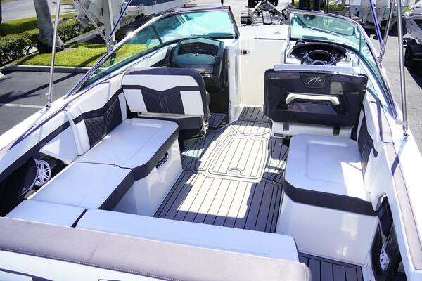 27ft Monterey Yacht For Sale