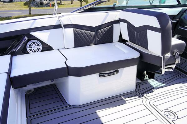 27ft Monterey Yacht For Sale