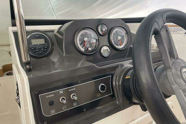 Photo of the 2019 Bayliner VR4 Bowrider OB