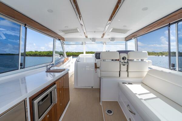 MJM 47X 47-003 - Outdoor galley and seating