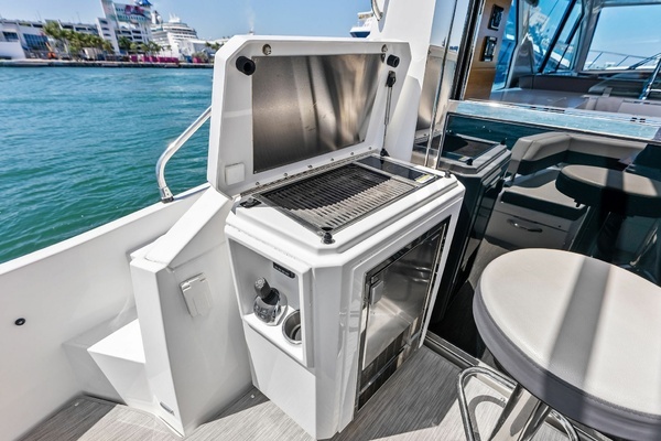 2019 Cruisers Yachts 54
