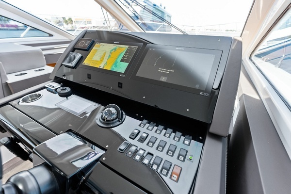 2019 Cruisers Yachts 54