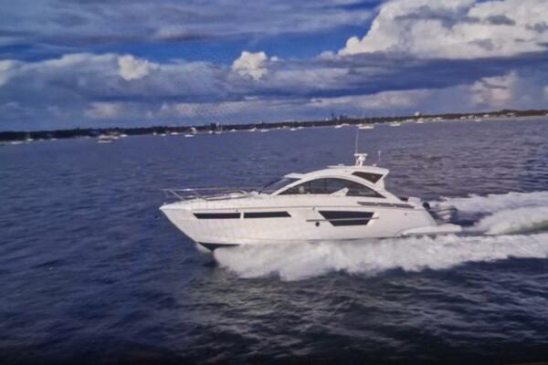 2019 Cruisers Yachts 54 Cantius