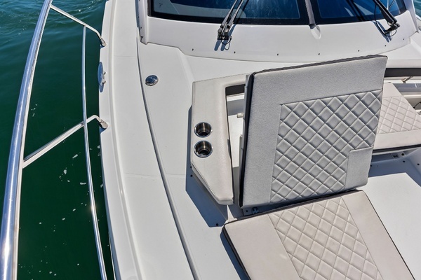 2019 Cruisers Yachts 54