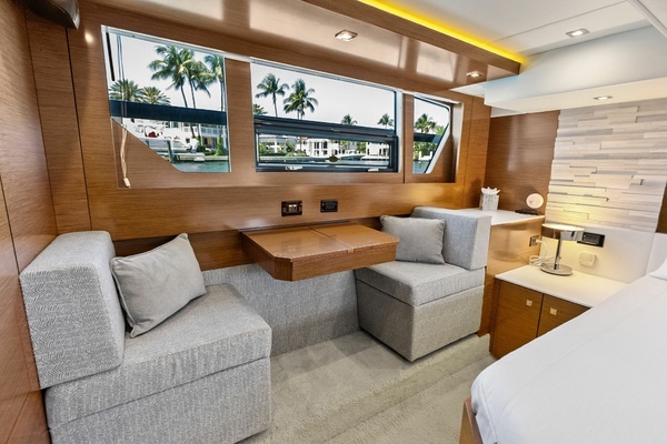 2019 Cruisers Yachts 54