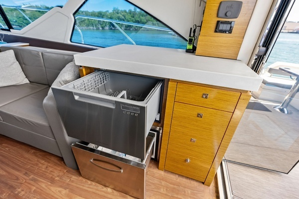 2019 Cruisers Yachts 54