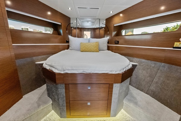 2019 Cruisers Yachts 54