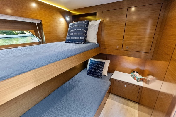 2019 Cruisers Yachts 54