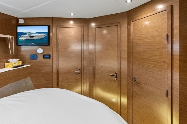 2019 Cruisers Yachts 54