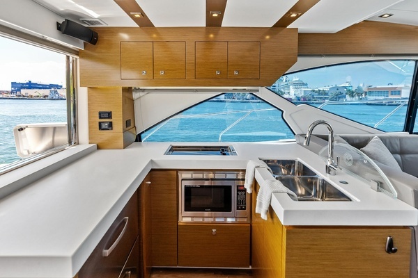 2019 Cruisers Yachts 54