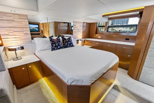 2019 Cruisers Yachts 54