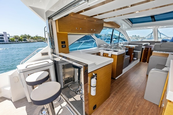 2019 Cruisers Yachts 54