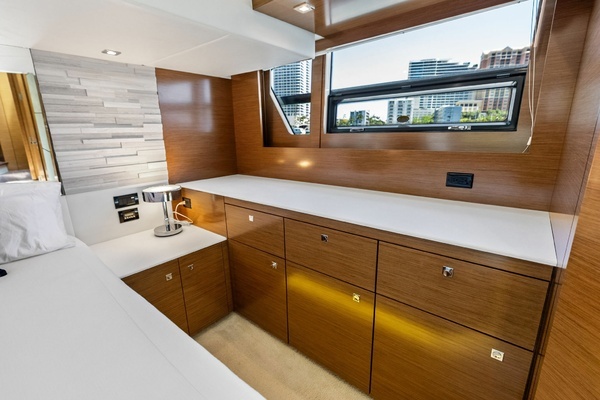 2019 Cruisers Yachts 54