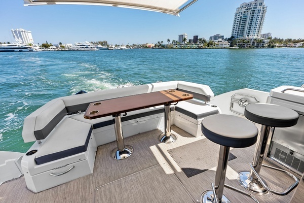 2019 Cruisers Yachts 54