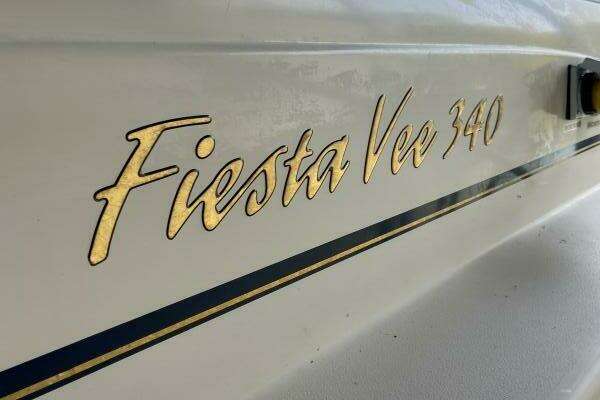 Photo of the 2000 Rinker 