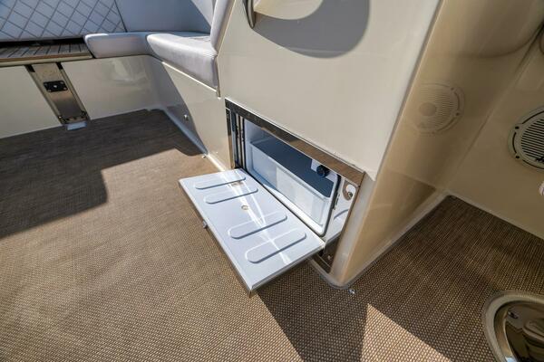 Chris-Craft 34 - 2LW - Deck Equipment