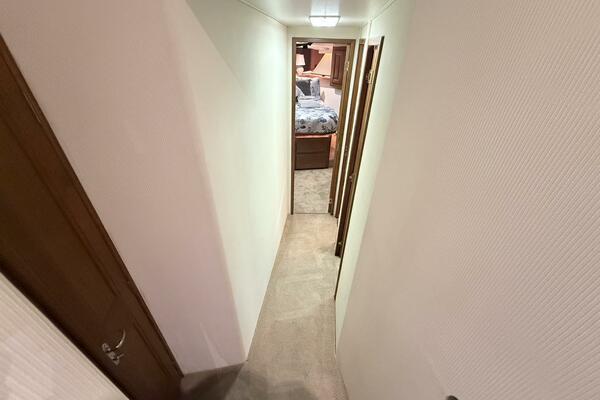 Viking 50 REEL LEGACY - Cabin Hallway