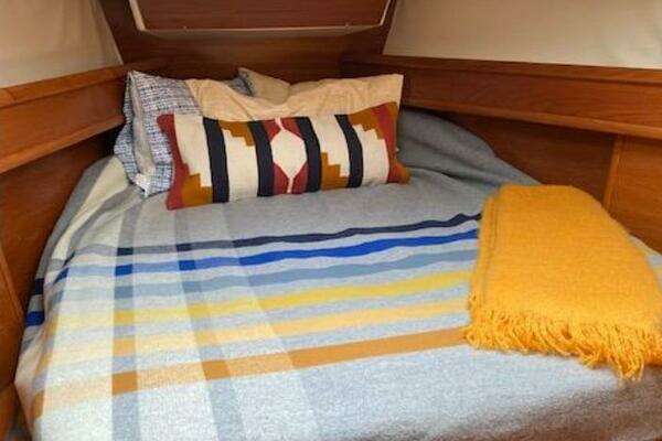 Photo of the 2006 Jeanneau 45 "Kolibri"